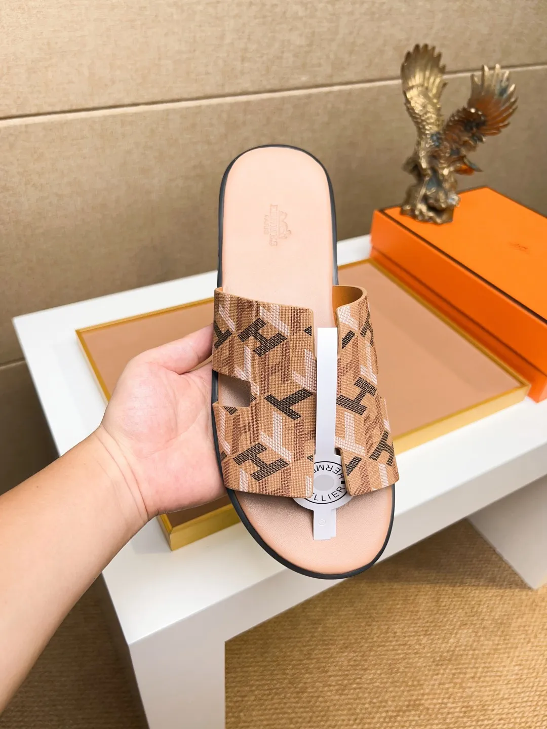 Men's clothing and shoes 💰280 💅💅💅 new arrival. Hermes Hermes official website latest counter synchronized new oran color leather H slippers, the original Paris version flew back to the original model and opened the mold to make it perfectly🍌The highest quality Sincerity, you can enter and leave the counter at will [Deyi] The upper is made of original customized  colored palm prints, crocodile print, ostrich print, colored cow leather, colored cow suede, 🤔 horse hair, 🥳 colored diamonds, 🥰 3D printing, and other genuine leather slippers, imported cow pattern foot pad lining, Italian  latest original genuine leather combination outsole Code number: 38-48 (customized at 46.47.48) Can be made into picture combination sole with genuine leather pattern and ordinary molded outsole
